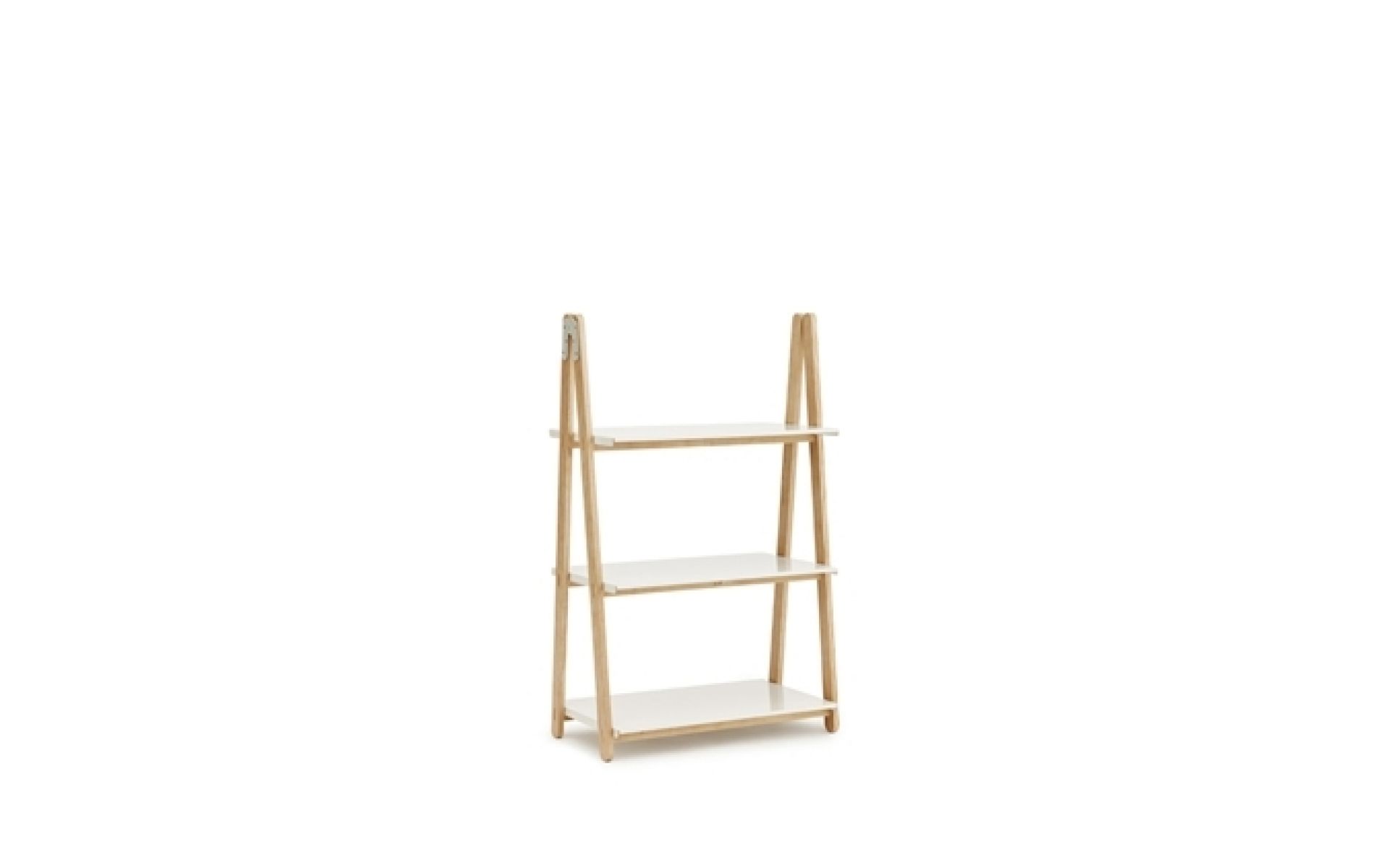 Kleines, weißes Normann Copenhagen Regal "One Step Up Bookcase" mit drei Ablageflächen und Holzgestell.
